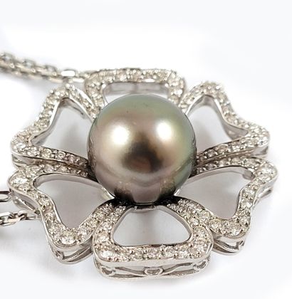null NECKLACE presenting a flower decorated in its center with a gray pearl (not...