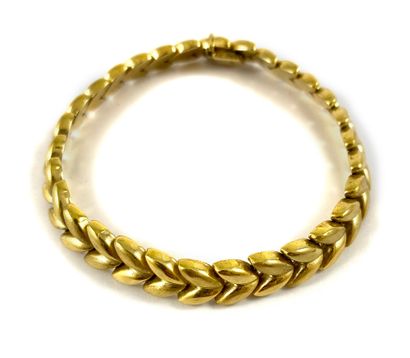null BRACELET holding a mesh decorated with ear of corn. Mounting in 18K yellow gold....