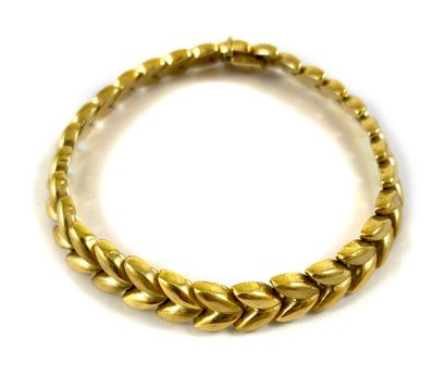 null BRACELET retenant une maille au décor d'épi. Monture en or jaune 18K. Sécurité...