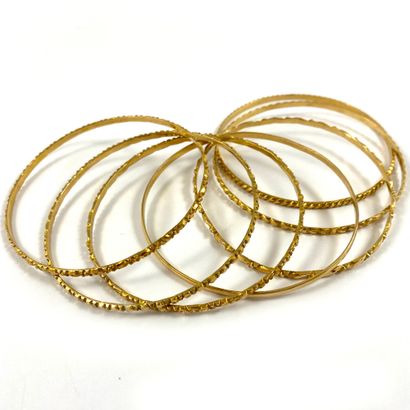 null BRACELETS composed of 7 rings forming a weekly. Mounting in 14K yellow gold....