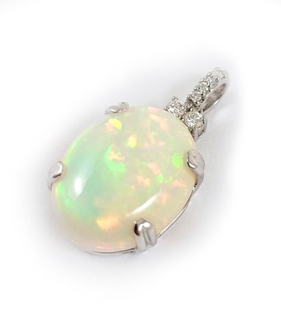 null PENDANT adorned with a white cabochon opal of approximately 6.80 carats held...