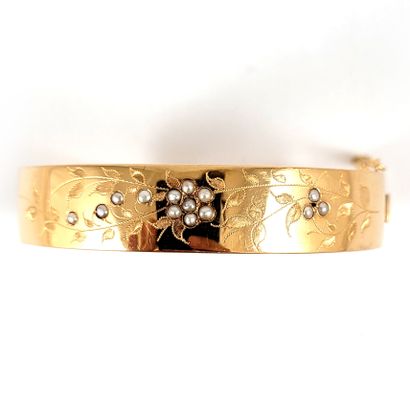  BRACELET with engraved plant decoration and decorated with white pearls (not tested)....