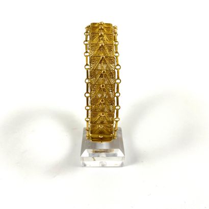 null BRACELET holding a mesh composed of a succession of square filigree decoration....