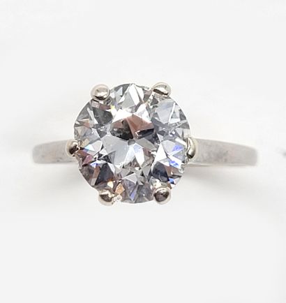 null BAGUE SOLITAIRE retenant un diamant de 2.38 carats taille ancienne (égrisures...
