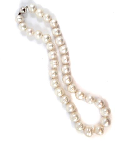 NECKLACE made of white pearls (not tested)....