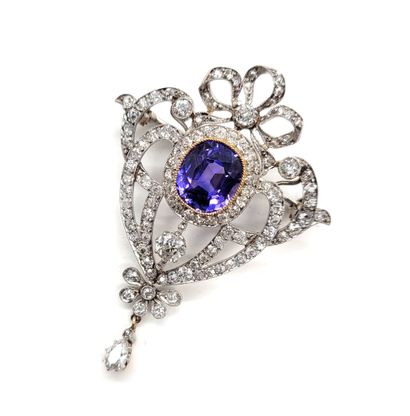 null YEARS 1900 IMPORTANT BRACKET holding a cushion sapphire "color change" of 5.30...