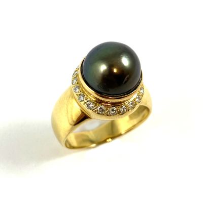 null RING holding a gray Tahitian pearl in a circle of brilliant-cut diamonds. 18K...