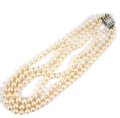 null COLLIER retenant trois rangs de perles blanches (non testées) en chute. Le fermoir...