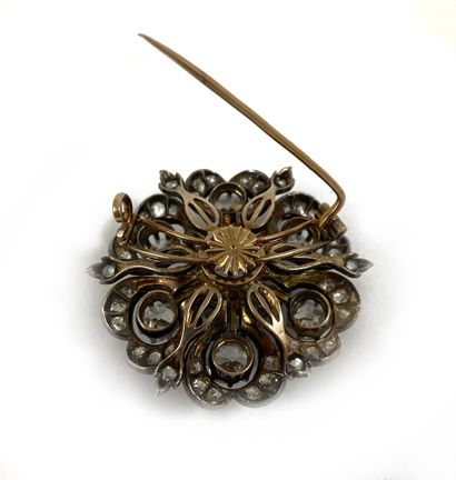 null IMPORTANT BRACKET holding a flower design punctuated with old cut diamonds (the...