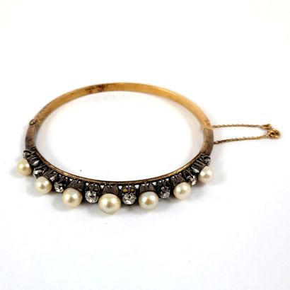 null BRACELET holding a succession of old cut diamond and white pearls (not tested)....