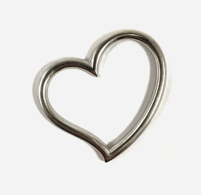 null O.J. PERRIN PENDENTIF composé d'un coeur stylisé. Monture en or gris 18K. Retenu...