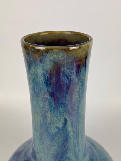  CHINE Vase en porcelaine à long col étroit à couverte monochrome flammée. Porte...