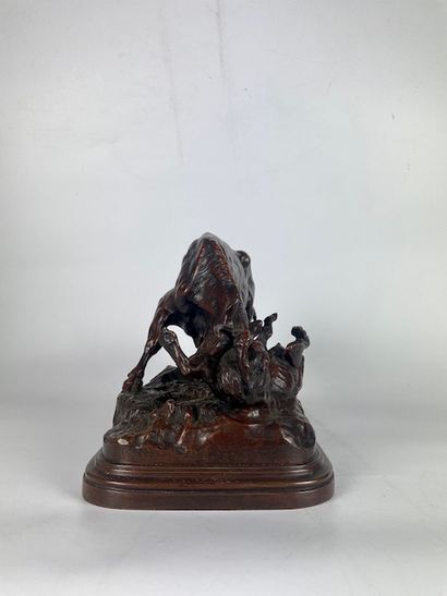null Isidore BONHEUR (1827-1901) Vache combattant un loup Bronze à patine brune signé...
