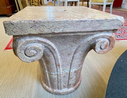 null TWO CHAPITEAUX with volutes in pink marble H : 40 L : 35,5 P: 35,5 cm