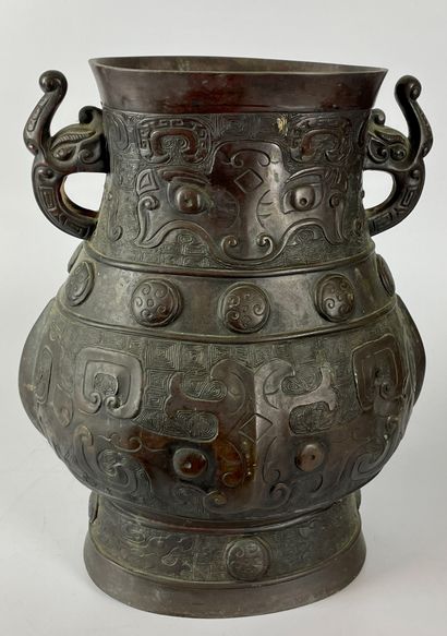 null CHINE Paire de vases à anses en bronze patiné Style Archaique. H. 37.5 cm