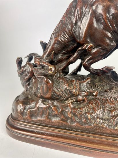 null Isidore BONHEUR (1827-1901) Vache combattant un loup Bronze à patine brune signé...