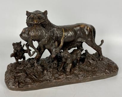 null Christophe FRATIN (1801-1864) Lioness carrying her prey with her cubs. Bronze...