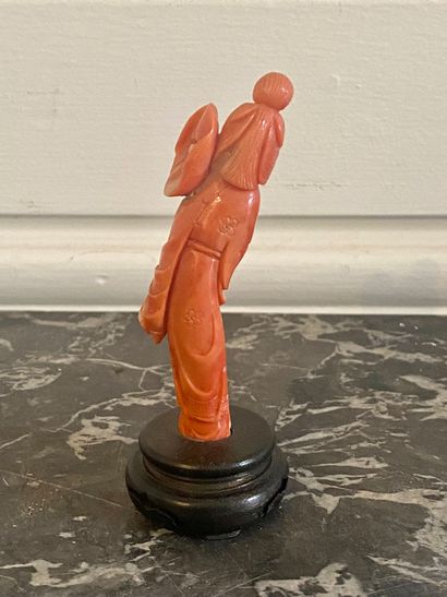 null CHINA Coral statuette representing a guanyin. Wooden base. Total height : 10,5...