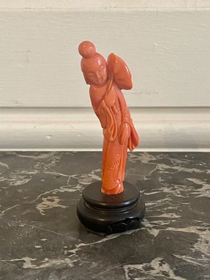 null CHINE Statuette en corail représentant une guanyin. Socle en bois. Hauteur totale...