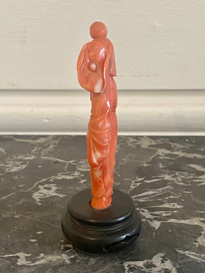 null CHINA Coral statuette representing a guanyin. Wooden base. Total height : 10,5...
