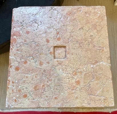 null TWO CHAPITEAUX with volutes in pink marble H : 40 L : 35,5 P: 35,5 cm