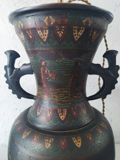 null JAPON Paire de grands vases montés en lampe de forme balustre en bronze cloisonné...