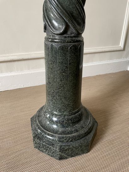 null COLUMN in green marble with twisted shaft, the octagonal base. H : 104 cm (...