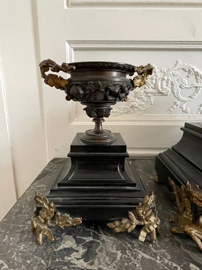 null GARNITURE DE CHEMINEE en bronze patiné et marbre noir comprenant une pendule...