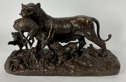 null Christophe FRATIN (1801-1864) Lionne portant sa proie avec ses lionceaux. Bronze...