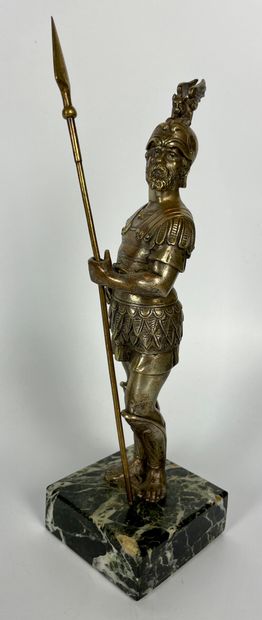 null PAIRE DE GROUPES en bronze argenté (usure) représentant des soldats romains....
