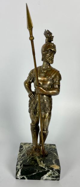 null PAIRE DE GROUPES en bronze argenté (usure) représentant des soldats romains....