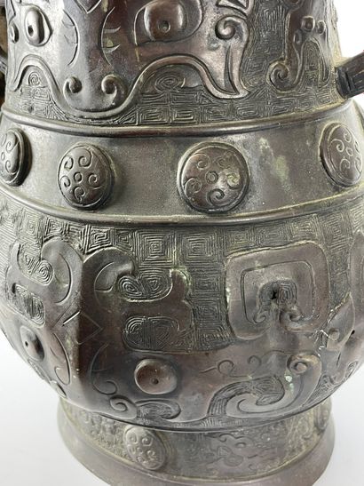 null CHINE Paire de vases à anses en bronze patiné Style Archaique. H. 37.5 cm