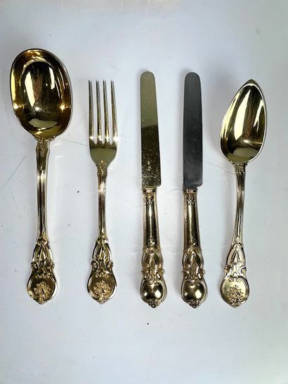  A vermeil silverware set chased with foliage including : - 2 serving forks with...