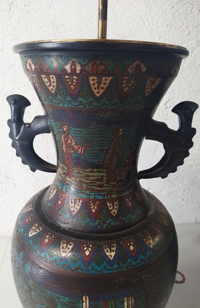 null JAPON Paire de grands vases montés en lampe de forme balustre en bronze cloisonné...