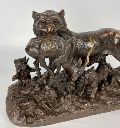 null Christophe FRATIN (1801-1864) Lionne portant sa proie avec ses lionceaux. Bronze...