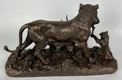 null Christophe FRATIN (1801-1864) Lioness carrying her prey with her cubs. Bronze...