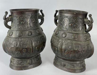CHINE Paire de vases à anses en bronze patiné...
