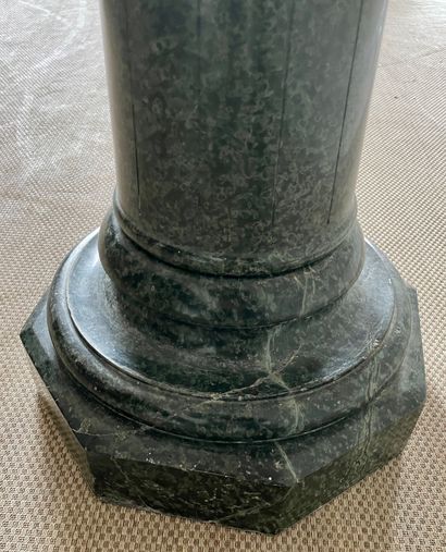 null COLUMN in green marble with twisted shaft, the octagonal base. H : 104 cm (...