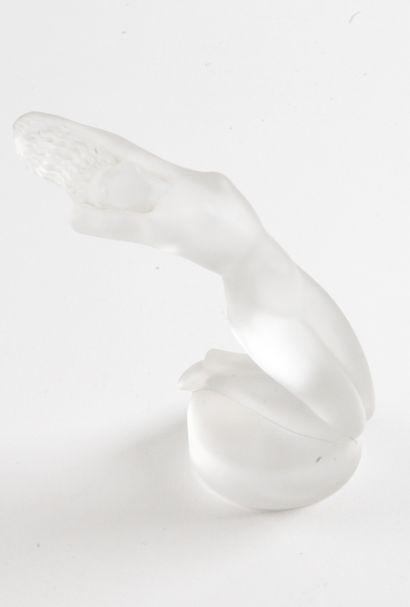null LALIQUE France : groupe en cristal pressé-moulé figurant une femme nue agenouillée,...
