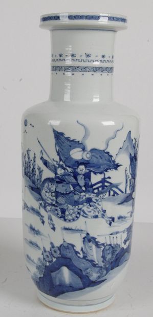 CHINE, Fin XIXe - XXe siècle Vase rouleau en porcelaine bleu-blanc, à décor de scènes...