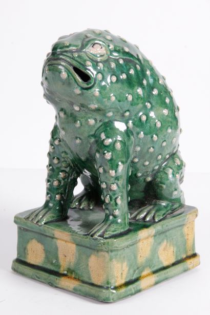 null CHINE, XXe siècle Sujet en céramique émaillé vert et ocre, représentant un crapaud...