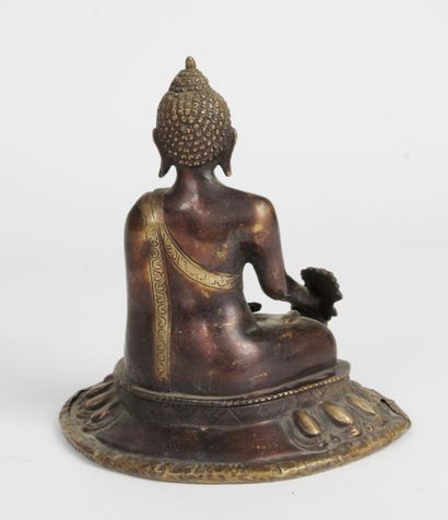  CHINE, XXe siècle Sujet en bronze représentant le Bouddha assis en méditation sur...
