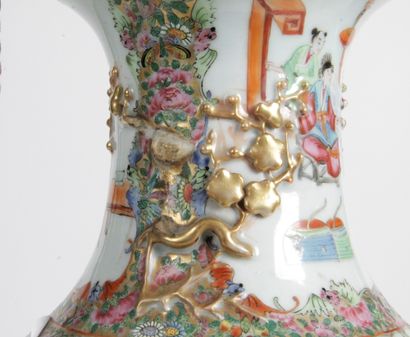 null CHINE, CANTON, Fin XIXe siècle Vase balustre en porcelaine et émaux de style...