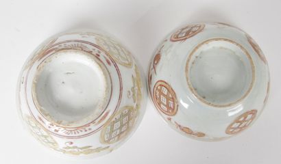 null CHINE ET VIÊT NAM, XVIIe à XIXe siècle Lot de cinq bols, dont trois en céramique...