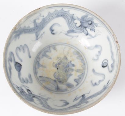 null VIÊT NAM, XVIIe et XIXe siècle Deux bols en porcelaine bleu-blanc, l’un orné...
