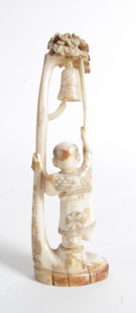 null JAPON, Vers 1940 Deux Okimono en ivoire marin, l'un représentant un karako (enfant...