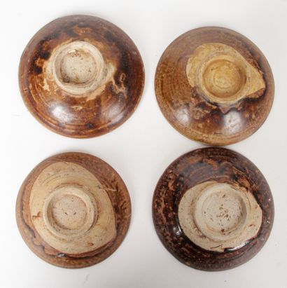 null VIÊT NAM, XIVe-XVe siècle Quatre coupelles en céramique à glaçure marron, laissant...