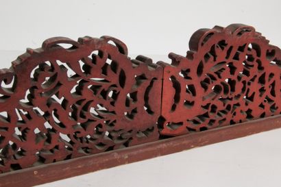 null CHINE, vers 1900 Fronton en bois doré, sculpté et ajouré de branches feuillagées,...