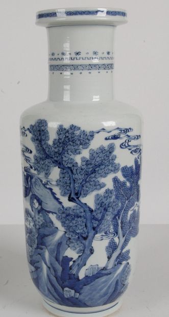 null CHINE, Fin XIXe - XXe siècle Vase rouleau en porcelaine bleu-blanc, à décor...