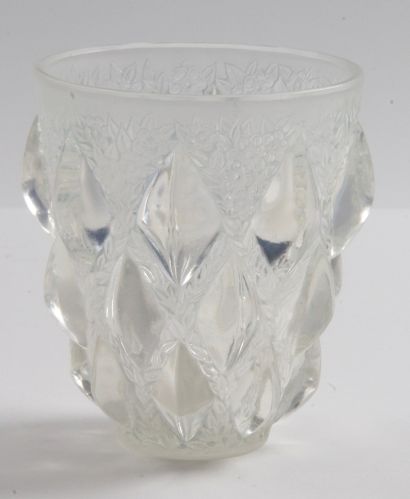 null R.LALIQUE : Vase en cristal du modèle Rampillon, orné de diamants opalescents...